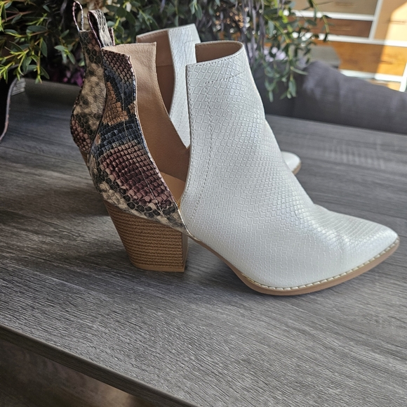 Women's V cut out Bootie - Picture 3 of 6